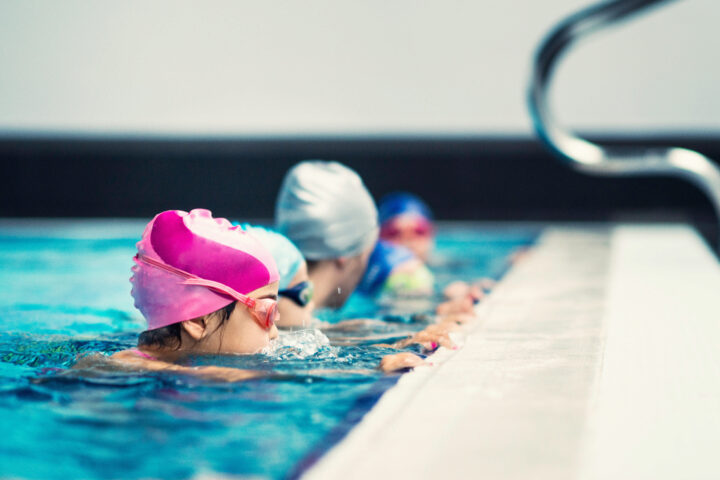 Je früher ein Kind schwimmen kann, desto besser ist es. Das hilft nicht nur zum Vorbeugen von Unfällen im und am Wasser, sondern gibt dem Kind auch das Gefühl von Sicherheit, Unabhängigkeit und Selbstvertrauen.